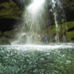 Scuber unter Wasserfall Traunfall